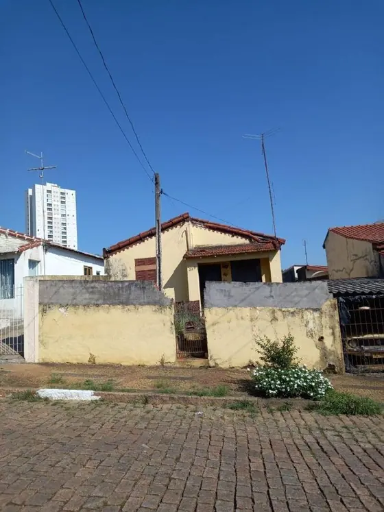 Casa 2 quartos e casa de fundo. AT: 367 m2, em Valinhos. Região privilegiada, residencial e alto potencial comercial no São Cristóvão.