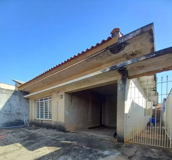 Casa 3 dormit, sendo 1 suíte com 3 vagas. Sala e cozinha grandes e quintal. Ótima localização em Valinhos.
