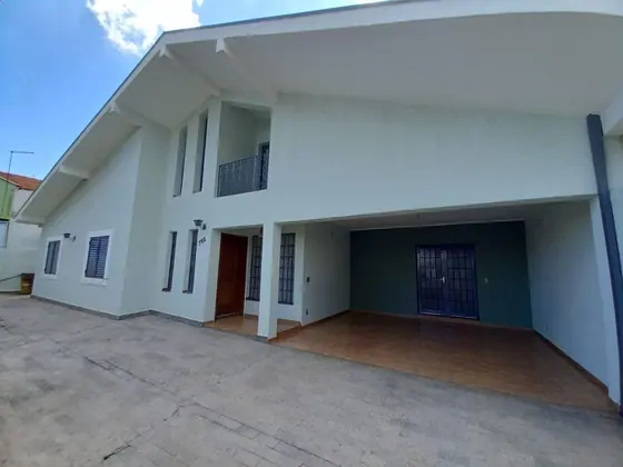 Casa 3 dormitórios, 1 suíte, salas amplas, escritório, 5 vagas em bairro tranquilo e fácil acesso em Valinhos-SP