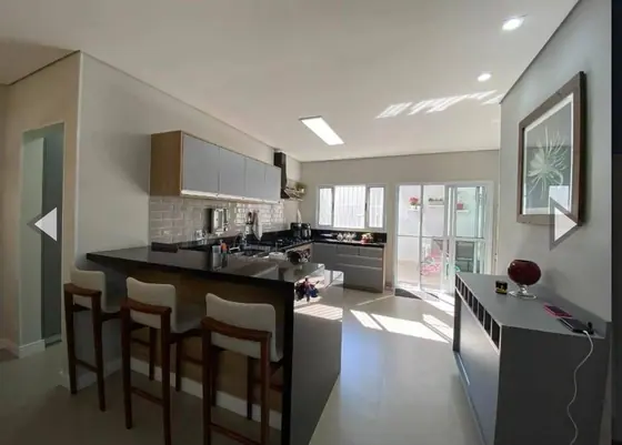 Sobrado em Vinhedo com 3 dorm. sendo 1 suíte, ar condic., 3 vagas, ambientes integrados, porcelanato, quintal, jardim, próximo ao centro de Vinhedo.