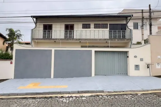 Sobrado divida Valinhos/ Campinas, área gourmet com churrasqueira e piscina.