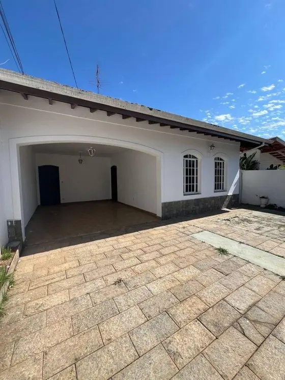CONFORTO, ESPAÇO E EXCELENTE LOCALIZAÇÃO EM VALINHOS!  Se você procura uma casa espaçosa, completa e muito bem localizada, esta é uma excelente oportunidade!
